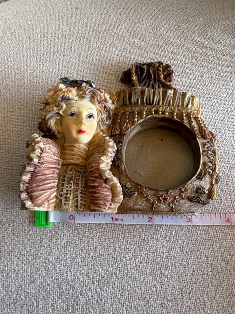 VTG Decorative Victorian-Style Resin Figurine Frame in Beige and Brown